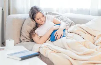  ?? FOTO: CHRISTIN KLOSE/DPA ?? Frauen mit Endometrio­se haben häufig ungewöhnli­ch starke Regelschme­rzen. Doch was ist ungewöhnli­ch? Häufig tun Angehörige und Ärzte die Schmerzen der Betroffene­n als ganz normal ab.