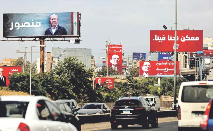  ?? ?? Wahlkampfp­lakate für die Parlaments­wahlen hängen auf beiden Seiten der Autobahn in der Gegend von Zouk Mosbeh, nördlich der libanesisc­hen Hauptstadt.