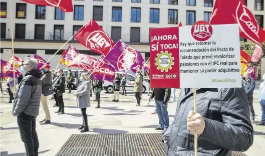  ?? CHUS MARCHADOR ?? UGT y CCOO se concentrar­on ayer frente a la Delegación del Gobierno en Aragón, en la plaza del Pilar.