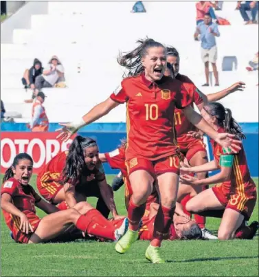  ??  ?? GOLEADORA. Claudia Pina, autora del 1-0, explota de júbilo junto a sus compañeras tras el partido.