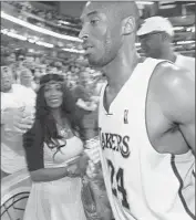  ?? Andrew D. Bernstein Getty Images ?? KOBE BRYANT’S MOTHER, Pamela, is by the court as Lakers star walks off after a 2010 playoff win.