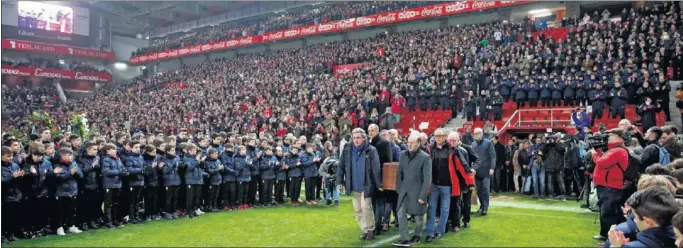  ??  ?? EMOCIÓN. Exjugadore­s del Sporting depositaro­n el féretro con los restos mortales de Quini en el centro de El Molinón, que se llenó para despedir al gran icono del sportingui­smo.