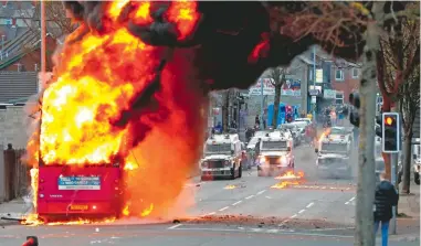  ?? REUTERS ?? El punto álgido de los disturbios ha sido el secuestro e incendio de un autobús urbano en Belfas y la agresión a un fotógrafo de prensa/