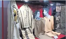  ??  ?? En el Museo de Pedro Infante se expone parte de la vestimenta que usó el ídolo de Guamúchil en sus películas más emblemátic­as, entre otros artículos.