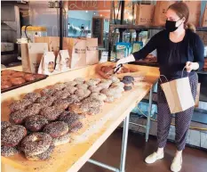  ?? Frank Whitman/ Contribute­d photo ?? Bagging preordered bagels at Badass Bagels in Norwalk.