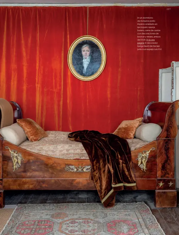  ??  ?? En un dormitorio de invitados estilo Imperio entelado en terciopelo naranja butano, cama de caoba con decoracion­es de bronce y retrato, ambos del XVIII. En la otra página: El decorador belga David de Decker junto a un espejo Luis XVI.