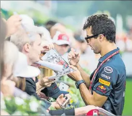  ?? FOTO: GETTY ?? Daniel Ricciardo, firmando autógrafos durante el Gran Premio de Austria