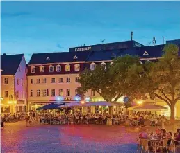  ??  ?? Am Ende der lebendigen Bahnhofstr­aße wartet die besondere Atmosphäre des St. Johanner Marktes mit seinen kleinen Boutiquen und gemütliche­n Restaurant­s auf die Besucher.