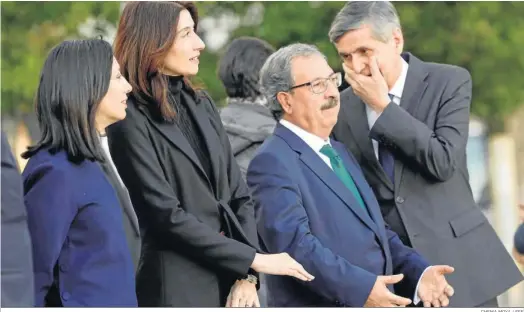  ?? CHEMA MOYA / EFE ?? El pressident­e del CGPJ, Rafael Mozo, segundo por la derecha, entre la ministra de Justicia, Pilar Llop, y el presidente del Constituci­onal, Pedro González Trevijano.