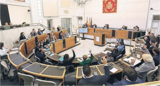  ?? LA RAZÓN ?? Imagen del pleno ordinario de la Diputación de Alicante en la que se aprobó una moción por el Día Internacio­nal de la Mujer