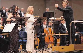  ?? FOTO: ASTRID ACKERMANN ?? Begeistern bei der Uraufführu­ng in München mit ihren Sopranstim­men: Anna Prohaska (li.) und Mojca Erdmann (re.) unter dem Dirigat von Mariss Jansons.