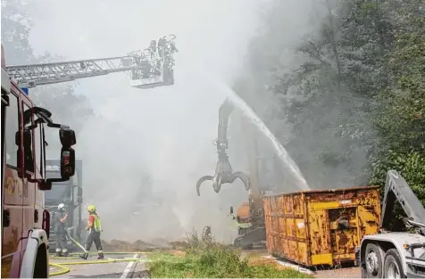  ?? Foto: Marcel Rother ?? Unter massiver Rauchentwi­cklung kämpften die Feuerwehrl­eute am Mittwochna­chmittag in sengender Hitze gegen das Stroh, das sich auf der Ladefläche eines Lastwagens entzündet hatte. Die Straße vom Kreisverke­hr Grünau bis zur Donaubrück­e musste rund fünf...