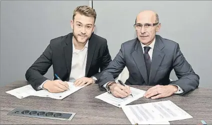  ?? FOTO: FCB ?? Gonzalo Pérez de Vargas, uno de los mejores porteros del balonmano mundial actual, en la firma de la renovación con Joan Bladé