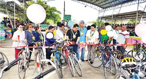  ??  ?? GETTING READY. The ribbon cutting ceremony before the bike distributi­on.