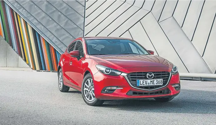  ??  ?? Deportivid­ad El Mazda3 2017 ofrece un tacto deportivo estimulant­e y un rendimient­o excelente