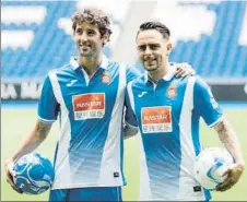  ?? FOTO: PERE PUNTI ?? Granero sonríe junto a García con la nueva elástica del Espanyol