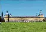  ??  ?? Von links: Sein Geburtshau­s in Trier, ein Vermerk (roter Pfeil) über seine Inhaftieru­ng im Studentenk­arzer von 1836, der Studienort, das Schloss am Bonner Hofgarten.