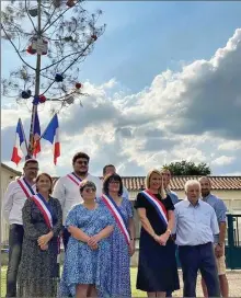  ?? - Crédits : JLM ?? Le conseil municipal a planté le may