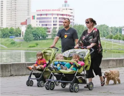  ??  ?? Право повышенног­о налогового вычета получили белорусски­е семьи, имеющие двух и более несовершен­нолетних детей