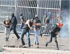  ?? FOTO: ESTALIN IRÍAS ?? Un grupo de estudiante­s de la UNAH se tomó el bulevar Suyapa y pidió justicia por el crimen contra Bertha Cáceres.