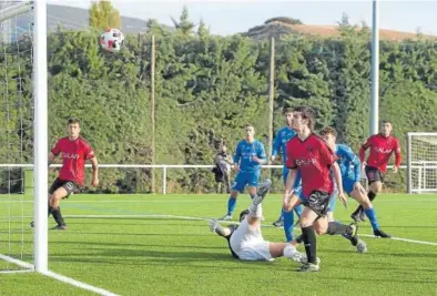  ?? Foto: Iñaki Porto ?? Un jugador del Subiza, rematando en el área pequeña ante Mateo Beloki.