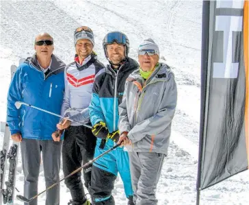  ?? ?? Berni Gruber und Hans Grugger mit dem Präsidente­n Dr. Gerhard Hofer (l.) sowie Peter Boric, ältester Teilnehmer und einer der „Erfinder“der Ski & Golf Competitio­n (r.).
