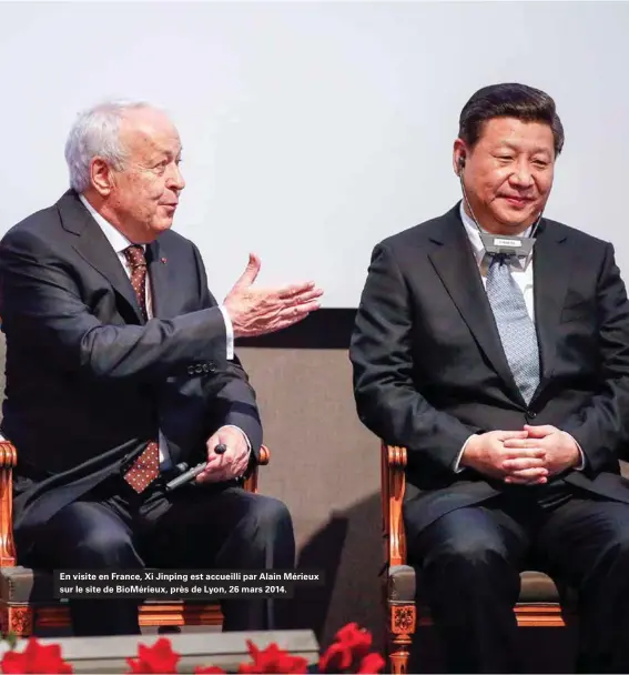  ??  ?? En visite en France, Xi Jinping est accueilli par Alain Mérieux sur le site de Biomérieux, près de Lyon, 26 mars 2014.