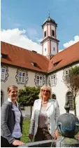  ?? Foto: Geiger ?? An historisch­er Stelle stehen Kathrin Bauer (links) und Ursula Straub: Wo heute ein Brünnlein plätschert, stand früher das Badehaus von „Wasserdok tor“Sebastian Kneipp.