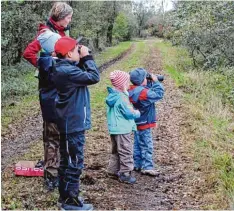  ?? Foto: Thomas Unflath ?? Beim „Türöffner Tag“in der Mertinger Höll erhielten die Kinder Einblicke in die Natur – hier mit Gebietsbet­reuerin Michaela Schneller.