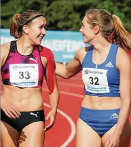  ??  ?? Die -Meter-sprinterin­nen Rebekka Haase (links) und Gina Lückenkemp­er freuen sich in Zeulenroda über die Normerfüll­ung für die WM. Foto: Jens Henning
