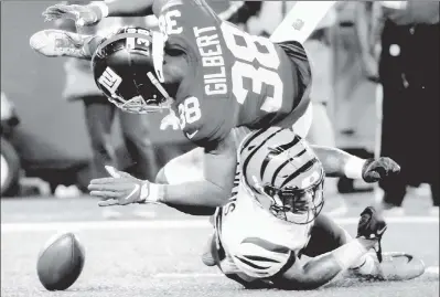  ?? Corey Sipkin ?? READY TO POUNCE: Giants cornerback Zyon Gilbert tries to recover a fumble during the second quarter of the Giants’ 25-22 win over the Bengals at MetLife Stadium on Sunday.
