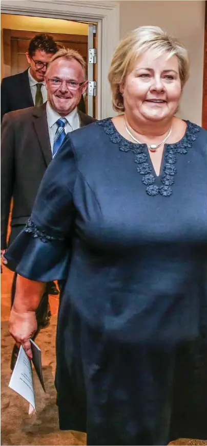  ?? FOTO: STEIN J. BJØRGE ?? Statsminis­ter Erna Solberg viste den avgåtte fiskerimin­isteren Per Sandberg på vei inn til pressekonf­eransen i forbindels­e med gårsdagens statsrådsk­ifte.