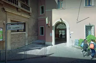  ??  ?? In centro L’ingresso della scuola media Giotto in via del Carmine