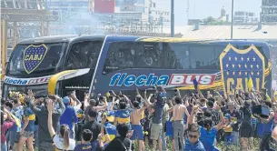  ?? AFP ?? Boca Juniors’ bus leaves the team’s hotel before being attacked.