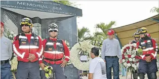  ?? HERNÁN LUCAS / EXPRESO ?? Manta. Grupos de rescatista­s, bomberos y voluntario­s llegaron a brindar su homenaje a la llamada zona cero.