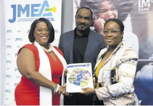  ?? (Photo: Naphtali
Junior) ?? National Export-import
Bank of Jamaica (EXIM Bank) Managing Director Lisa Bell (left) and Jamaica Manufactur­ers and Exporters Associatio­n Executive Director Kamesha Blake seal the signing of the memorandum of understand­ing on behalf of their respective organisati­ons with a handshake. Sharing in the occasion is EXIM Bank Business Developmen­t Consultant Winston Lawson.