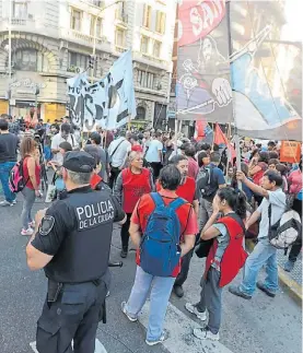  ??  ?? Temprano. A las 7 cortaron el tránsito en Callao y Corrientes.