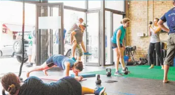  ?? | JAMES FOSTER PHOTOS/ FOR THE SUN- TIMES ?? Passersby often wander into Chicago Primal Gym during fitness classes.