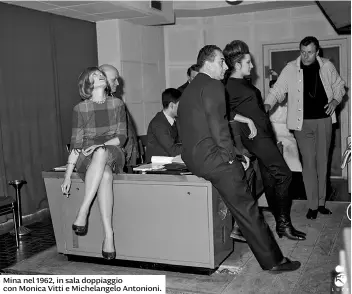  ?? ?? Mina nel 1962, in sala doppiaggio con Monica Vitti e Michelange­lo Antonioni.