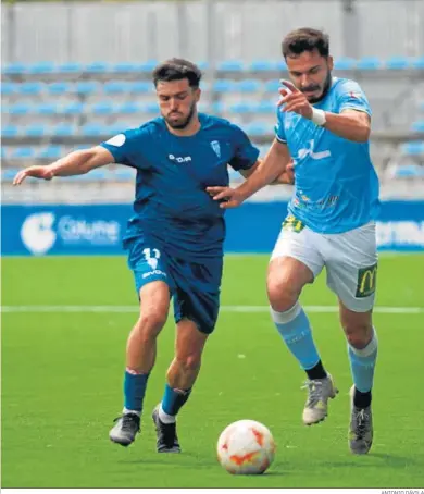  ?? ANTONIO DÁVILA ?? Un lance del duelo de ida entre el Ciudad de Lucena y el Córdoba B.