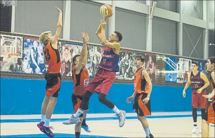  ?? FOTO: FC BARCELONA ?? Acción ofensiva de Tom Digbeu en un partido con el cadete del Barça. El alero muestra muy buenas condicione­s físicas