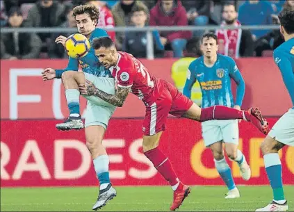  ?? FOTO: PERE PUNTÍ ?? Antoine Griezmann y Aleix García, luchando por el balón durante el Girona-Atlético de Madrid correspond­iente a LaLiga