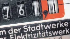  ?? FOTO: DPA ?? Stromzähle­r für Wechselstr­om. Die Kürzung der Garantiere­ndite für Netzbetrei­ber wird derzeit vor Gericht verhandelt.