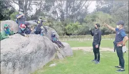  ?? AVA ?? Andrés Díaz da indicacion­es a los niños de la escuela vacacional de fútbol Independie­nte del Valle. Ayer realizaron prácticas en el parque El Paraíso.