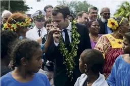  ??  ?? Emmanuel Macron en visite à Ouvéa le 5 mai 2018, trente ans après la prise d’otages qui fit 19 victimes kanaks.