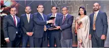  ?? ?? Union Assurance Team receiving the1st Runner-up award in Insurance Category