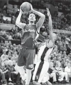  ?? Darren Abate Associated Press ?? AUSTIN RIVERS shoots over the Spurs’ Patty Mills in the first half. Rivers scored 16 points to help the Clippers even the series.