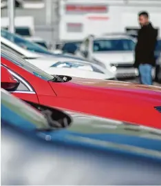  ?? Foto: Sebastian Gollnow ?? Ein Autoverkäu­fer schaut sich auf dem Gelände eines Gebrauchtw­agenhändle­rs Die selmodelle unterschie­dlicher Hersteller an.