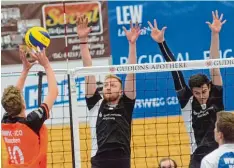  ?? Foto: Peter Kleist ?? Noch einmal müssen die TSV Volleyball­er – hier Michael Stöcker (links) und Benja min Sauerstein – weit reisen: Es geht nach Thüringen, und zwar in die Nähe von Erfurt, nämlich zum Meister nach Gotha.