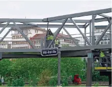  ?? FOTOS (2): BECKER&BREDEL ?? Bilder von den Montagearb­eiten am Freitag. Die neue Brücke verbindet künftig die Berliner Promenade mit der Congressha­lle und dem Bürgerpark.